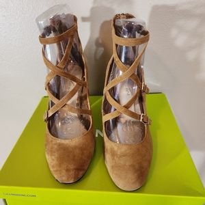 Gianni Bini pump, size 8, brown.